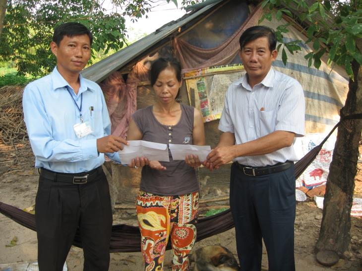 Lãnh đạo huyện Tân Biên: Thăm hỏi, trợ cấp cho gia đình mẹ và con bị bệnh hiểm nghèo