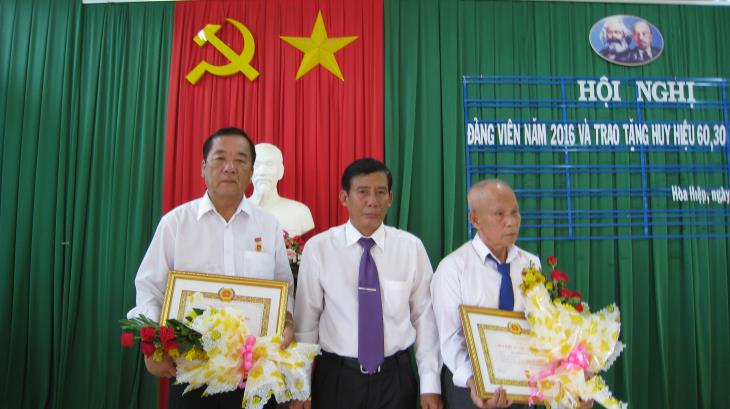 Tân Biên: Trao huy hiệu 60, 30 năm tuổi đảng cho đảng viên lão thành.