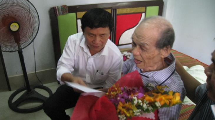 Tỉnh ủy Tây Ninh: Mừng thọ cho đảng viên 90 tuổi tại huyện Tân Biên