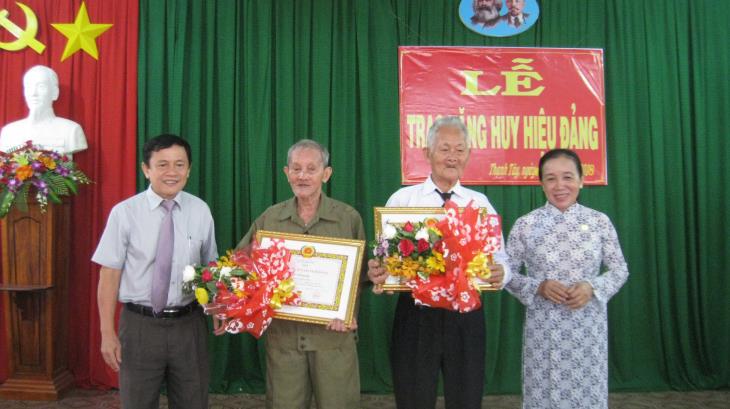 Lãnh đạo tỉnh: Trao tặng huy hiệu 60, 55, 50 năm tuổi đảng cho đảng viên huyện Tân Biên