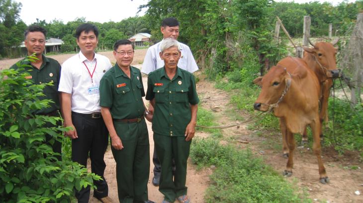 Tân Biên:  Trao tặng bò giống sinh sản cho 11 gia đình hội viên Hội Cựu chiến binh nghèo trong huyện