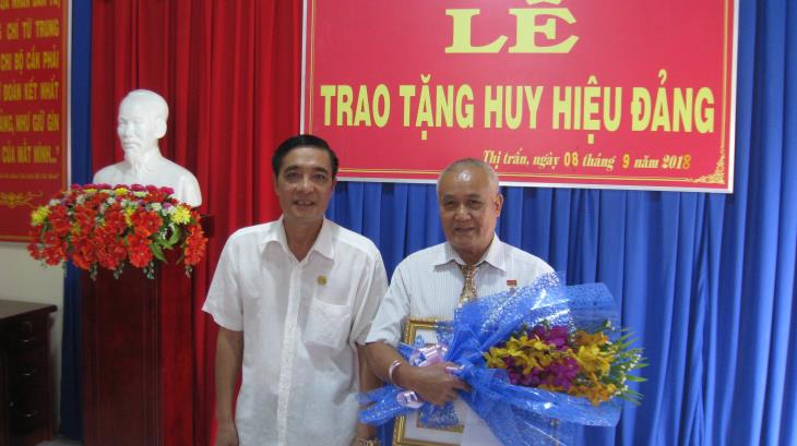  Tân Biên : Trao tặng huy hiệu  50 năm tuổi Đảng cho đảng viên lão thành