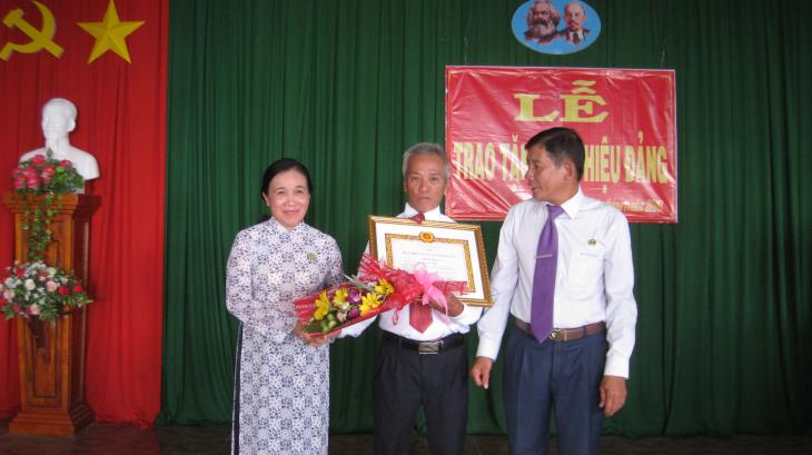  Phó bí thư Huyện ủy Tân Biên: Trao huy hiệu 45 năm tuổi đảng cho đảng viên lão thành