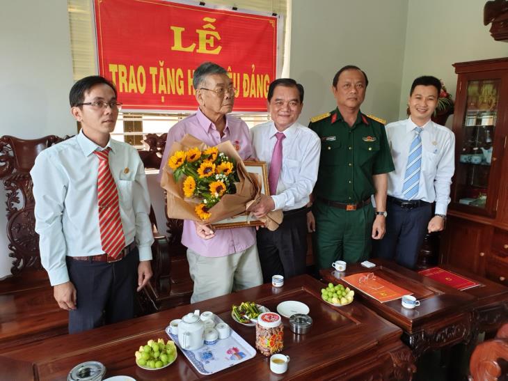 Phó bí thư thường trực Tỉnh ủy Nguyễn Minh Tân Trao huy hiệu 55 năm tuổi Đảng cho đảng viên lão thành