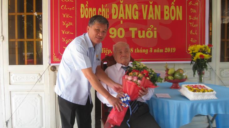 Bí thư Huyện ủy Tân Biên Trịnh Ngọc Phương thăm, Mừng thọ đảng viên 90 tuổi 