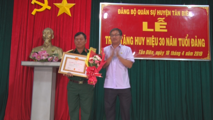  Bí thư Huyện ủy Tân Biên trao huy hiệu 30 năm tuổi Đảng cho chính trị viên Ban chỉ huy quân sự huyện