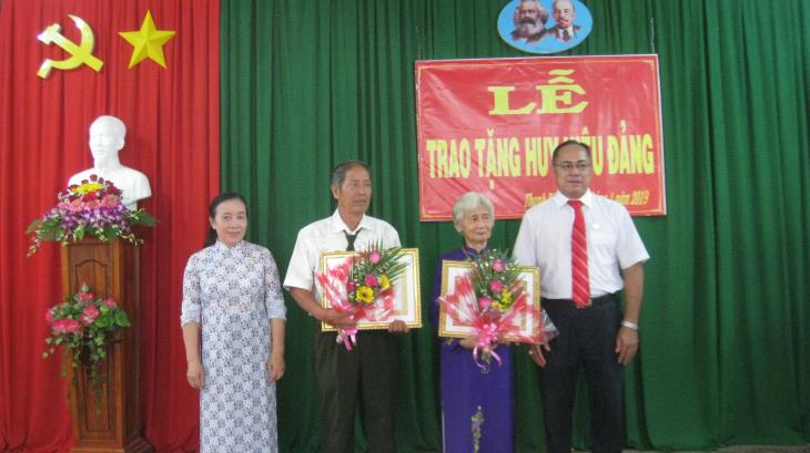 Tân Biên: Trao huy hiệu 50, 40 năm tuổi đảng cho đảng viên xã Thạnh Tây
