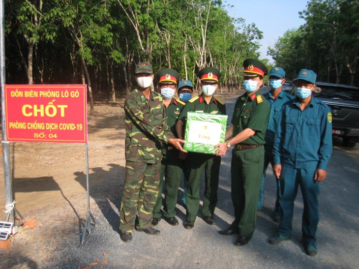 Chỉ huy trưởng Bộ chỉ huy quân sự tỉnh thăm, tặng quà các chốt kiểm dịch trên tuyến biên giới huyện Tân Biên.