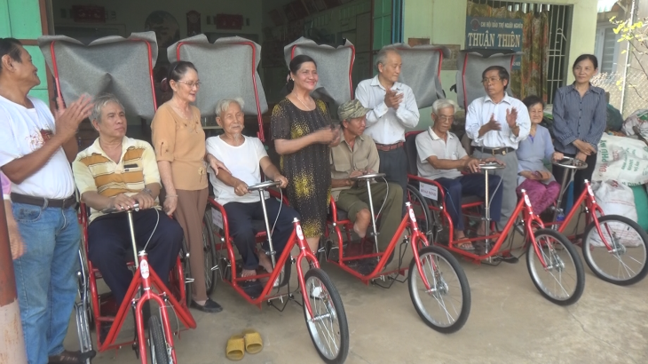 Trao tặng xe lắc tay cho người khuyết tật bán vé số dạo huyện Tân Biên