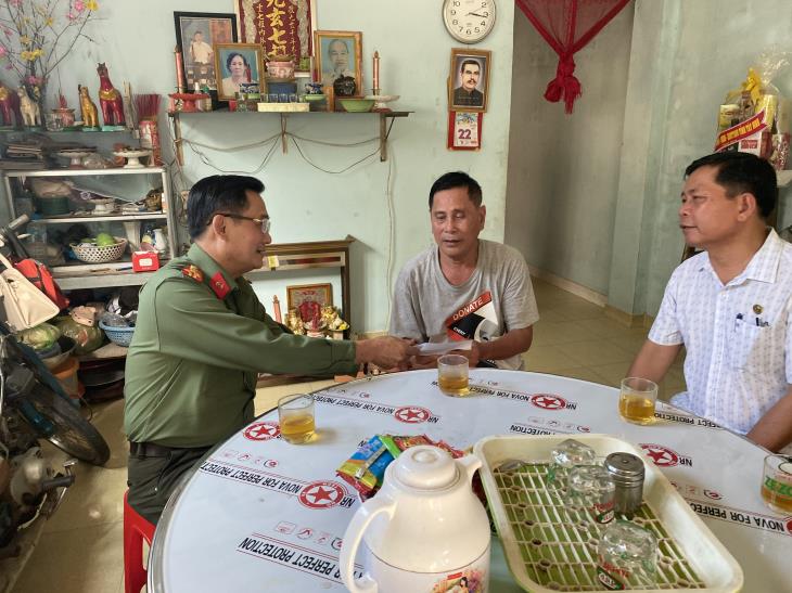 Lãnh đạo tỉnh  Tây Ninh thăm, tặng quà các đối tượng chính sách tại huyện Tân Biên.