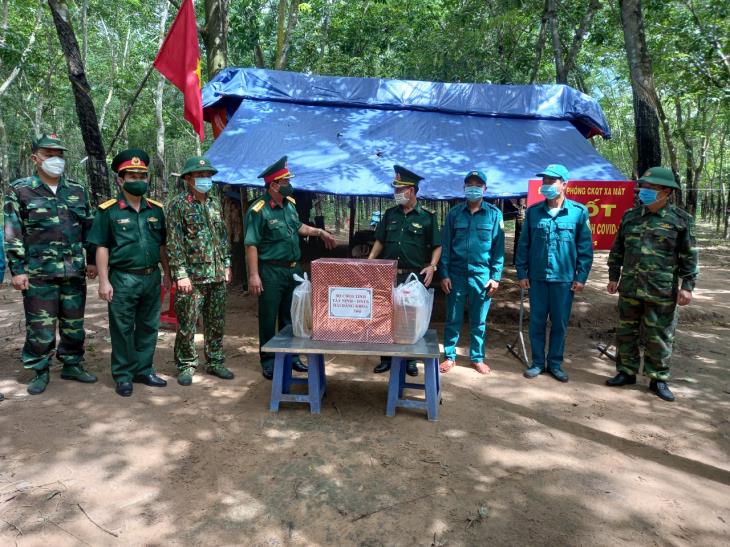  Bộ chỉ huy quân sự tỉnh Tây Ninh thăm, tặng quà các chốt phòng chống dịch covid 19  trên tuyến biên giới   