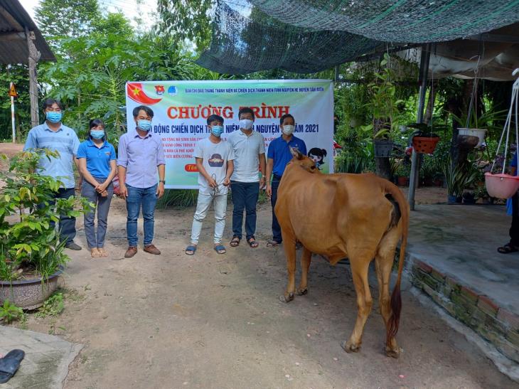 Tân Biên: Trao bò giống sinh sản cho Thanh niên hoàn thành nghĩa vụ quân sự về địa phương