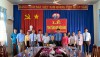 Bí thư huyện ủy Tân Biên trao huy hiệu 60 năm tuổi đảng