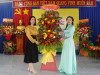 Đại diện MTTQVN huyện tặng hoa chúc mừng ngày hội