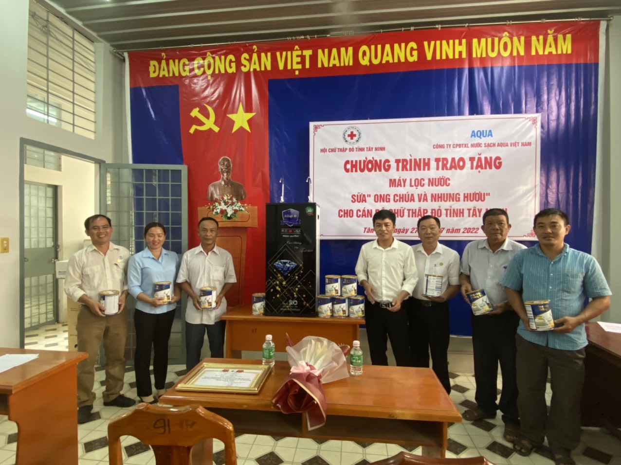 Công ty Cổ phần Đầu tư xử lý nước sạch Aqua Việt NamTặng máy lọc nước và quà cho Hội viên Chữ thập Đỏ trong huyện