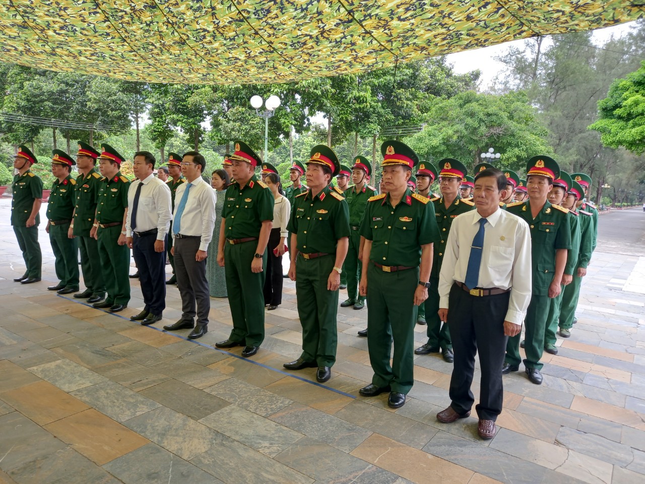 Trung tướng Phùng Sỹ Tấn – Phó Tổng Tham mưu trưởng QĐND Việt Nam Viếng nghĩa trang Đồi 82 và thăm, tặng quà Mẹ VNAH và các gia đình  chính sách