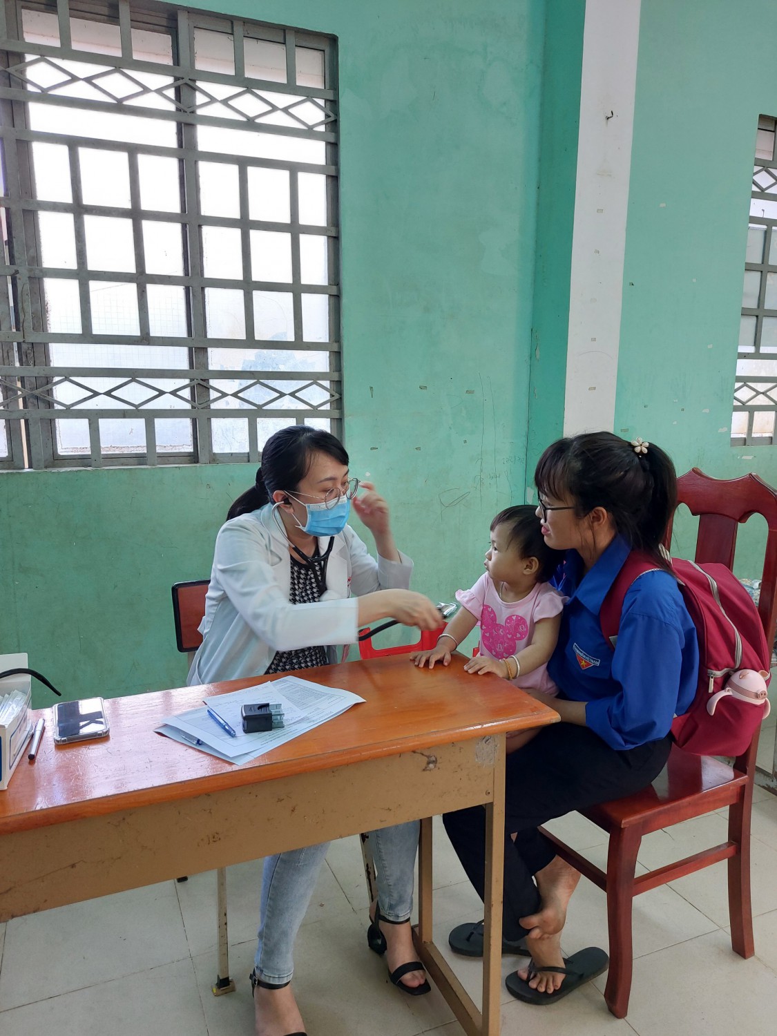 Bệnh viện Nhi Đồng 1 Thành phố Hồ Chí Minh khám bệnh, cấp thuốc miễn phí  và trao quà cho 600 em thiếu nhi xã Tân Lập huyện Tân Biên