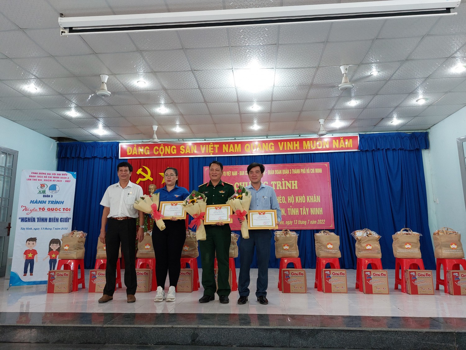 Chương trình trao tặng quà cho hộ nghèo, hộ khó khăn trên địa bàn 2 xã Tân Lập, Tân Bình huyện Tân Biên.