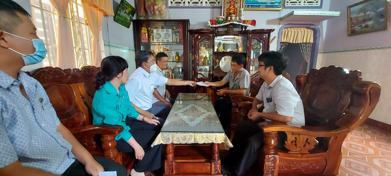 Tân Phong: Lãnh đạo huyện đi thăm và tặng quà gia đình chính sách tiêu biểu nhân dịp kỷ niệm 75 năm ngày Thương binh-Liệt sĩ (27/7/1947 -27/7/2022)