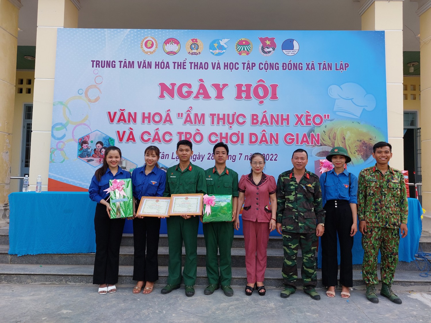 Trung tâm VHTT&HTCĐ xã Tân Lập tổ chức ngày hội văn hóa  “Ẩm Thực Bánh Xèo”và các trò chơi dân gian.