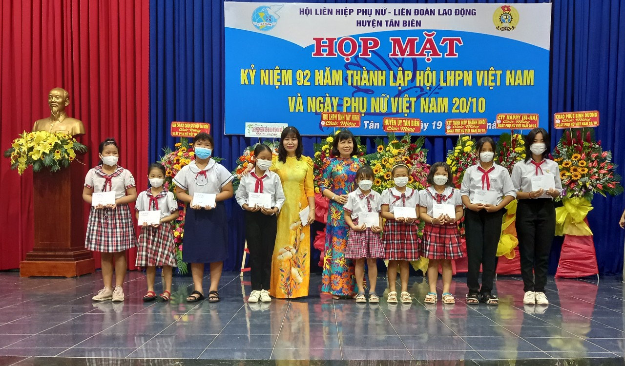Tân Biên họp mặt kỷ niệm 92 năm thành lập Hội LHPN Việt Nam