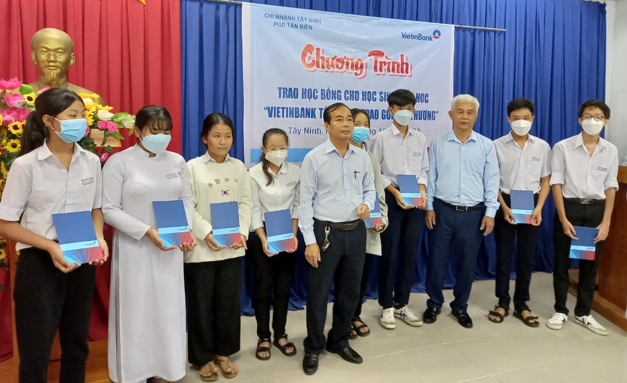 VietinBank Chi nhánh Tây Ninh trao học bổng cho học sinh hiếu học tại Trường THPT Lương Thế Vinh