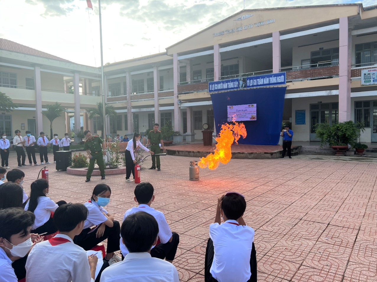 Công an huyện Tân Biên tuyên truyền hướng dẫn kỹ năng phòng cháy, chữa cháy cho học sinh trường THCS Thạnh Bình