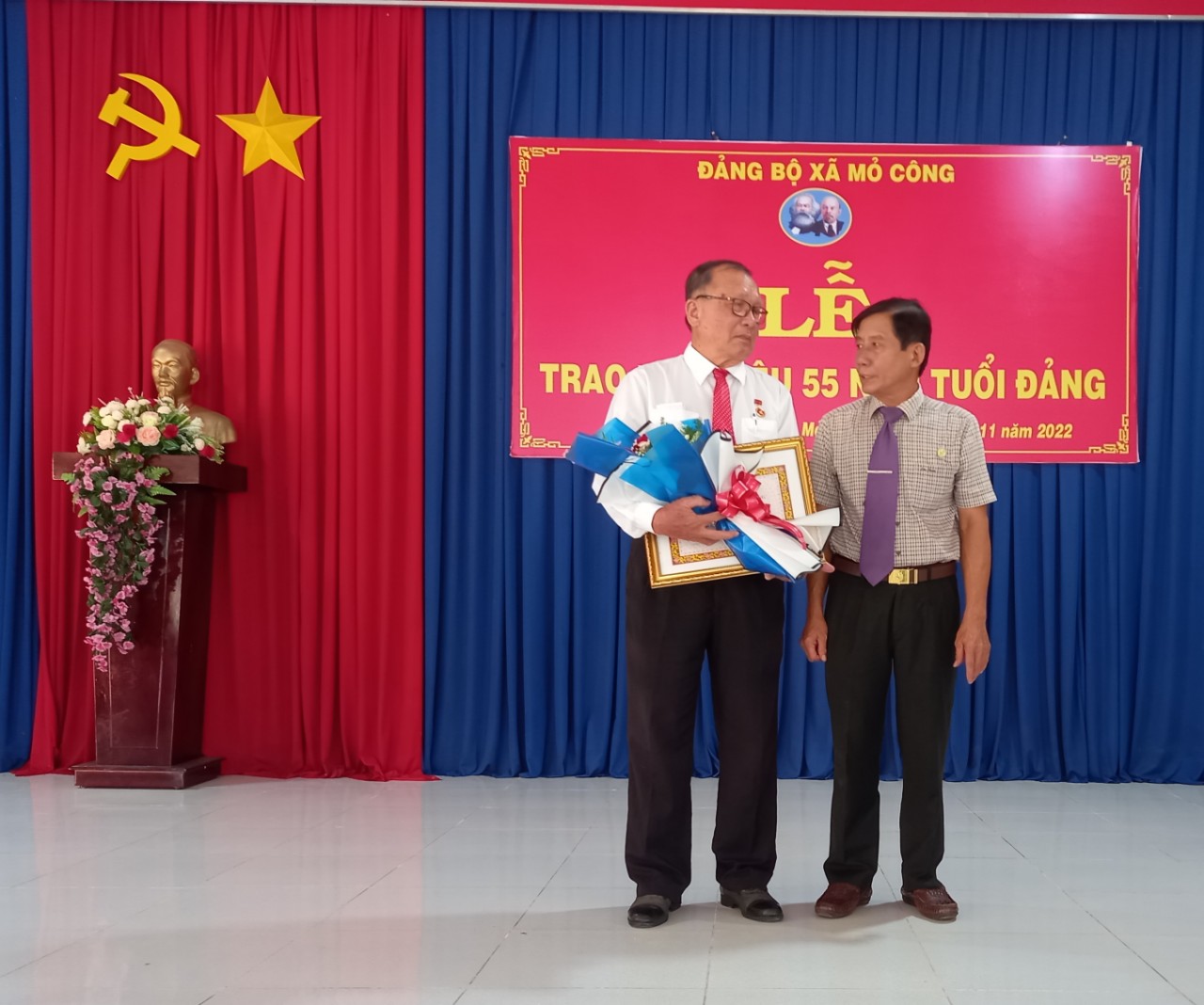 Tân Biên trao tặng Huy hiệu 55  năm tuổi đảng cho Đảng viên