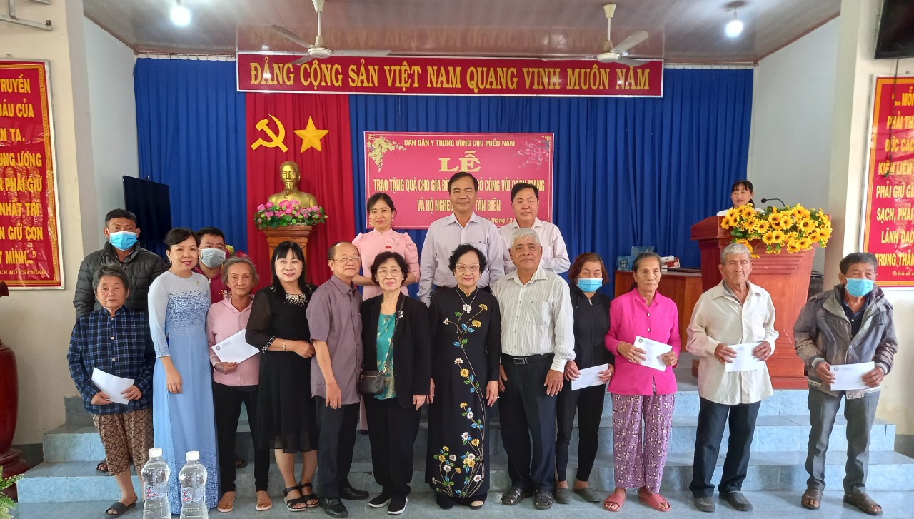 Nguyên Bộ Trưởng Bộ Y tế trao tặng 100 phần quà cho gia đình Chính sách và hộ nghèo trên địa bàn huyện Tân Biên