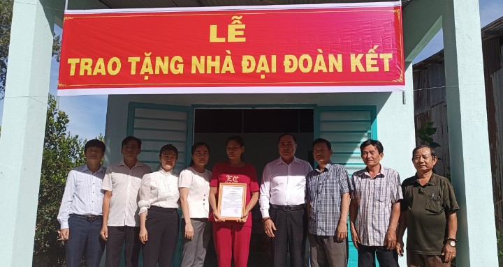 Sở Ngoại vụ tỉnh Tây Ninh trao tặng nhà đại đoàn kết cho hộ cận nghèo xã Hòa Hiệp