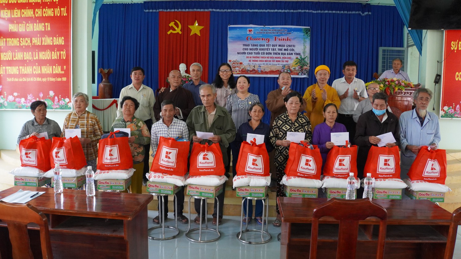 Hội bảo trợ người khuyết tật tỉnh Tây Ninh trao tặng 420 phần quà xuân Quý Mão tại Tân Biên