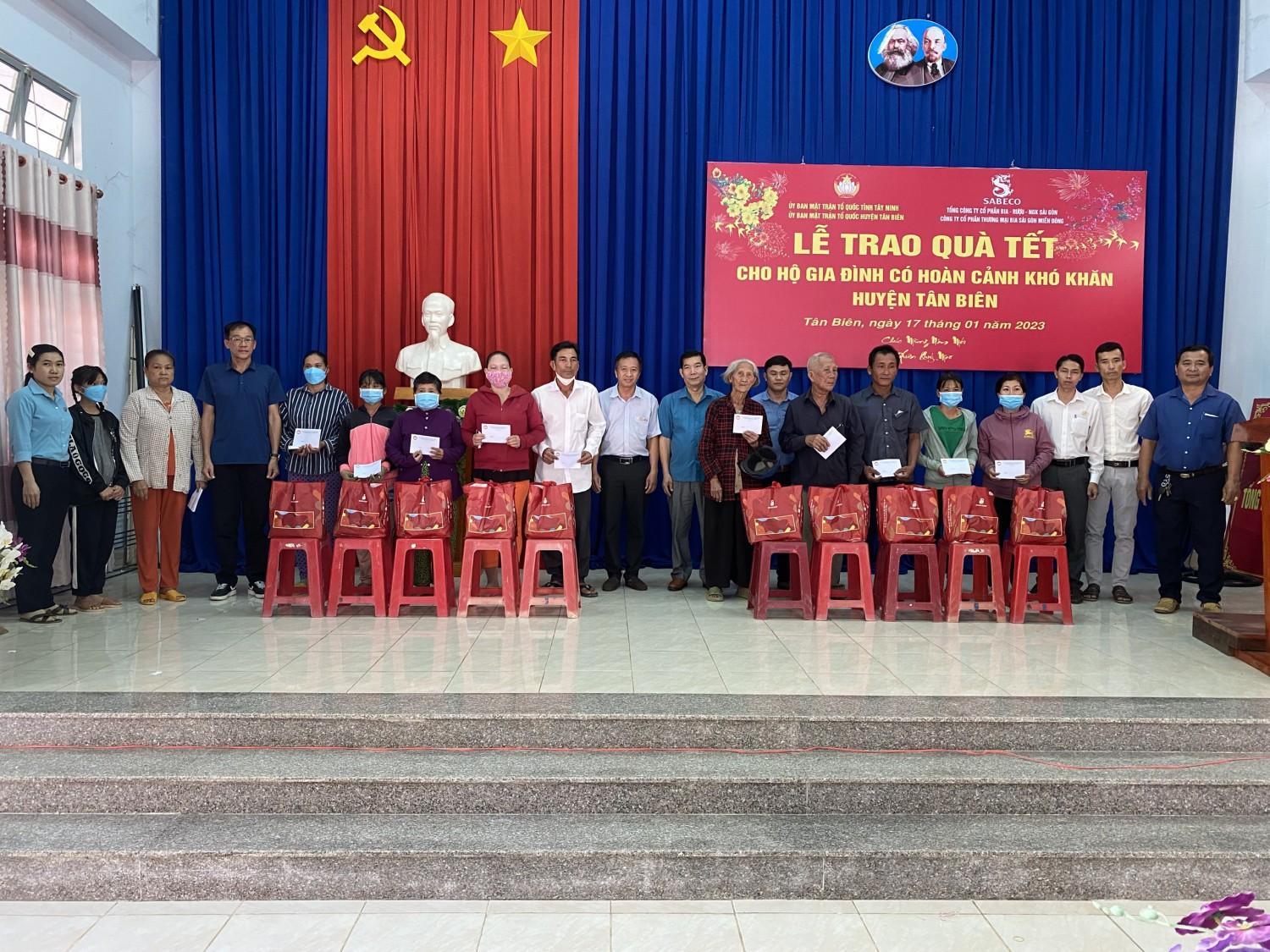 Lãnh đạo UBMTTQVN tỉnh trao quà tết cho hộ gia đình có hoàn cảnh khó khăn huyện Tân Biên