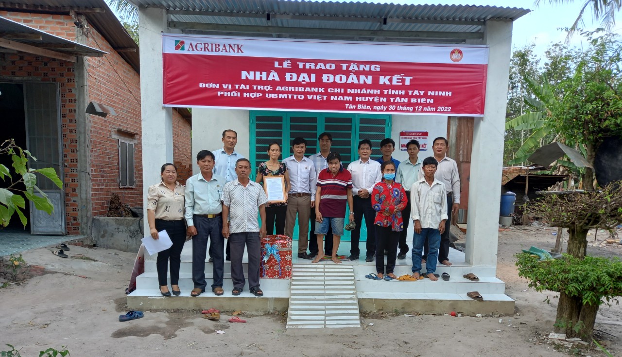 Tân Biên trao tặng 6 căn nhà đại đoàn kết cho hộ cận nghèo tại các xã trên địa bàn huyện