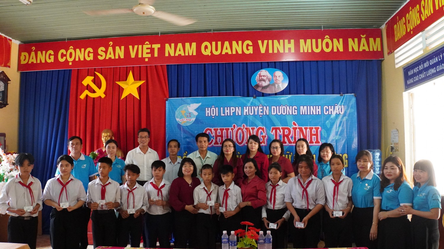 Hội LHPN huyện Tân Biên tặng quà cho phụ nữ, trẻ em khó khăn ở các biên vương quốc Campuchia
