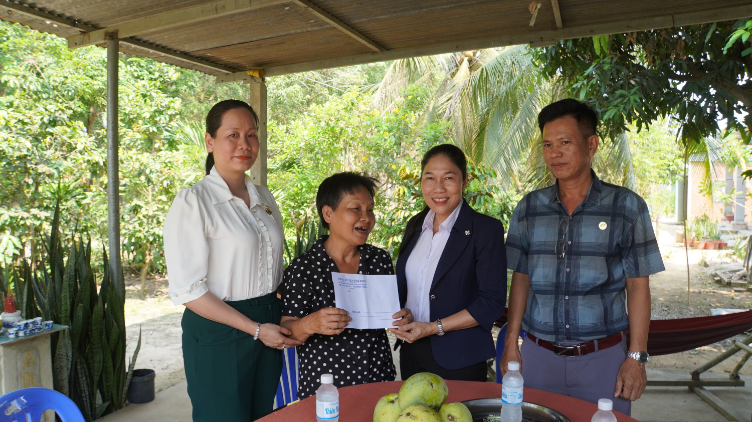 Chủ tịch UBND huyện Tân Biên Nguyễn Thị Thành thăm tặng quà gia đình chính sách tại xã Tân Bình