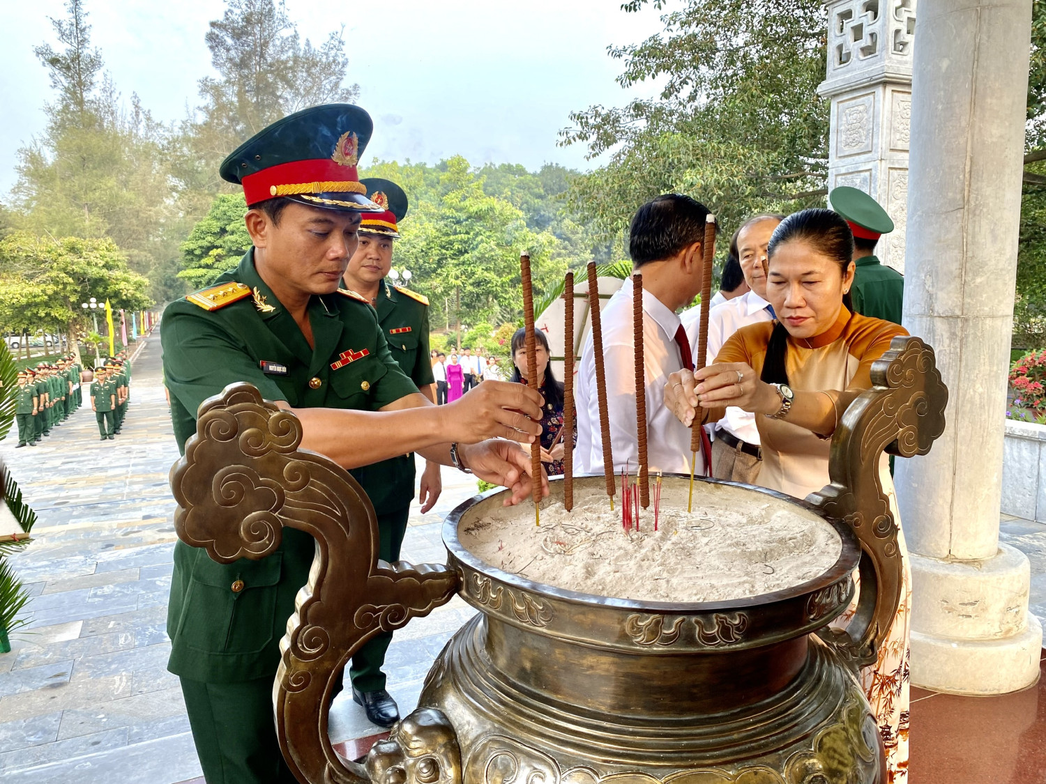 Lãnh đạo tỉnh, huyện viếng Nghĩa trang liệt sĩ Tân Biên