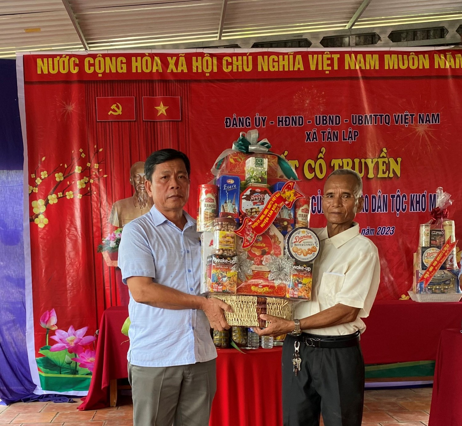 Lãnh đạo huyện Tân Biên thăm chúc tết Chol Châm Thmây đồng bào dân tộc Khmer tại khu dân cư biên giới ấp Tân Khai