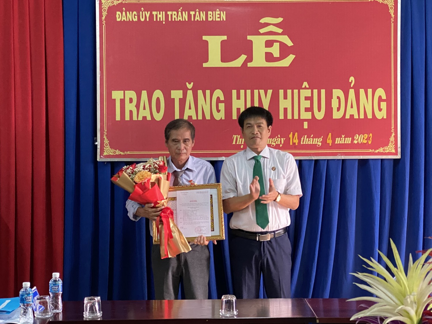 Tân Biên Trao huy hiệu 40 năm tuổi Đảng cho đang viên thị trấn