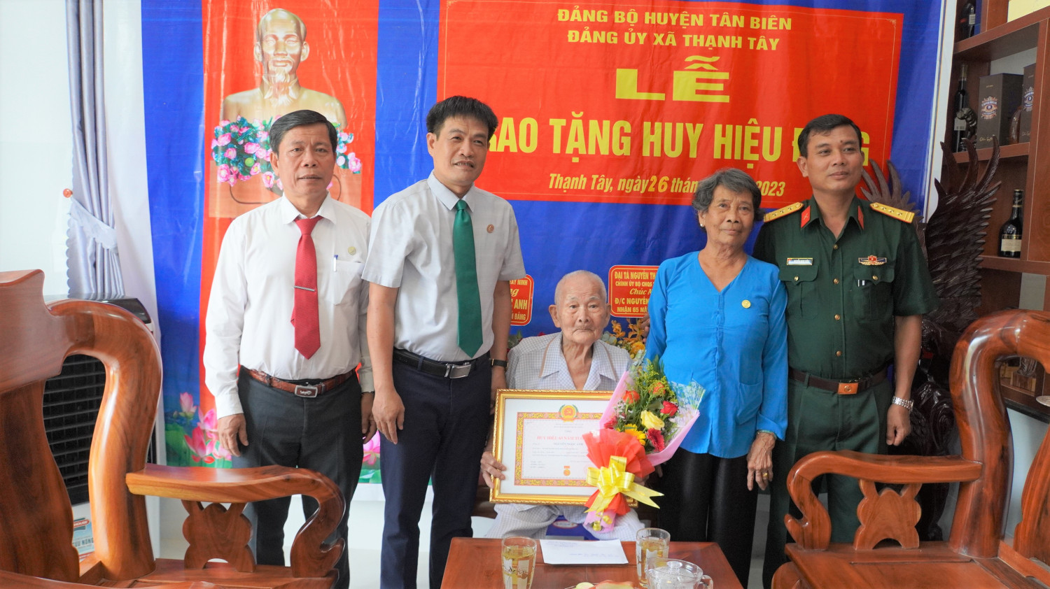 Bí thư huyện ủy Tân Biên Thành Từ Dũ trao huy hiệu 65 và 60 năm tuổi đảng cho Đảng viên thuộc Đảng bộ xã Thạnh Tây