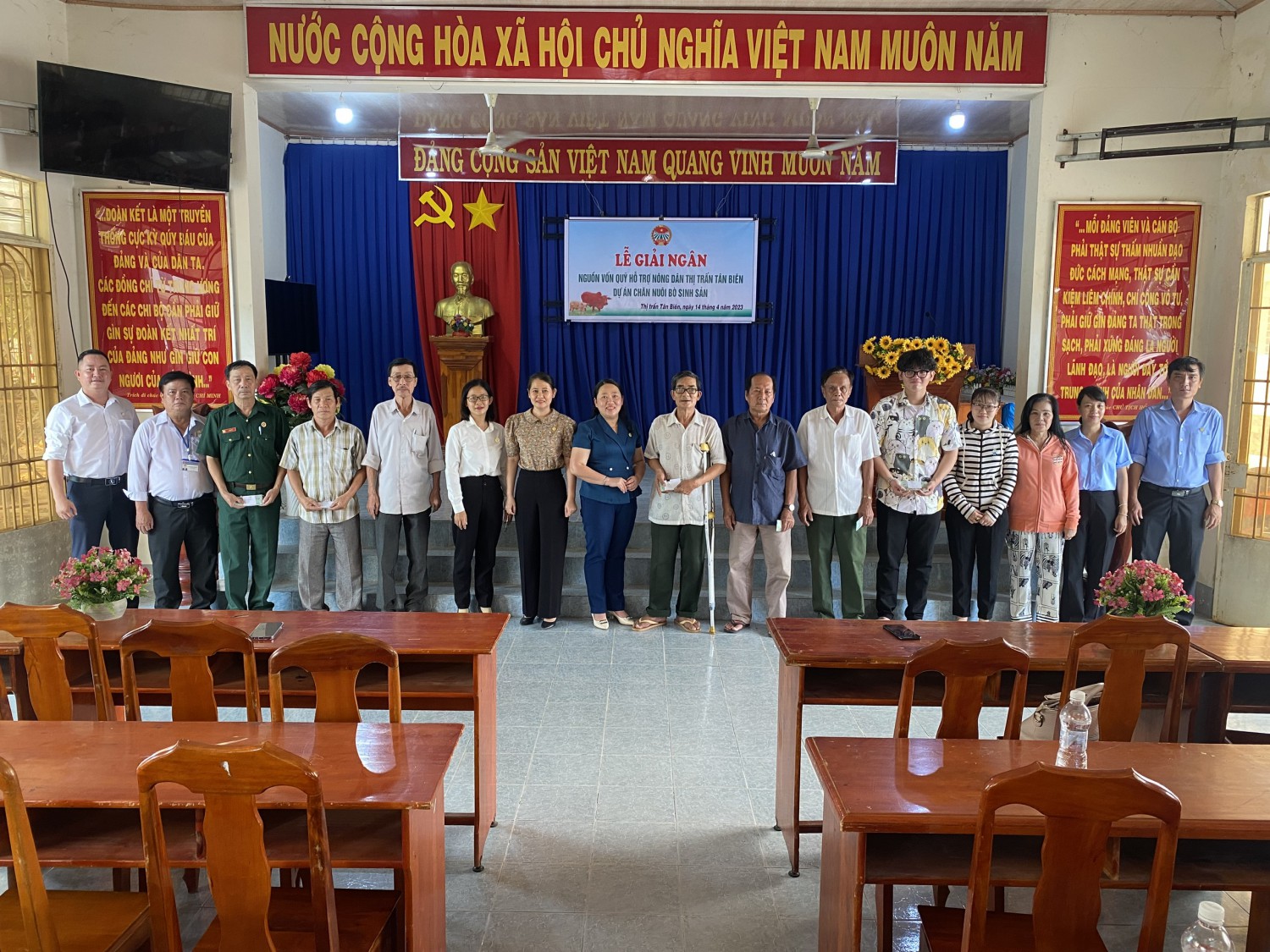 Hội Nông dân thị trấn Tân Biên giải ngân 150 triệu đồng vốn vay thực hiện dự án “chăn nuôi bò sinh sản”