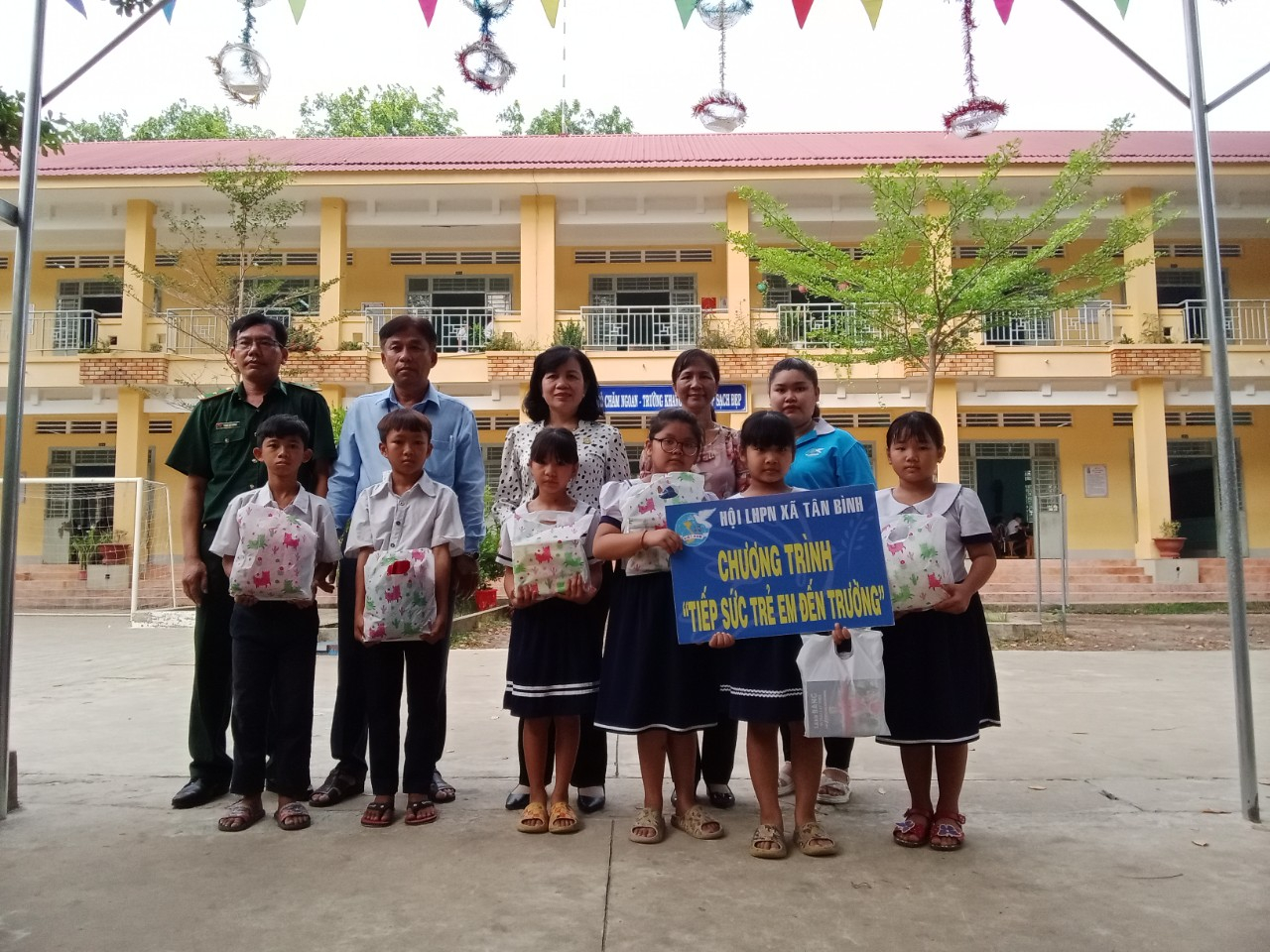 Hội LHPN xã Tân Bình thực hiện chương trình  tiếp sức trẻ đến trường