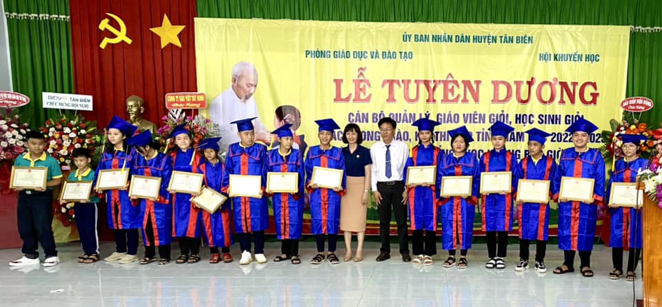 Tân Biên tuyên dương 150 cán bộ quản lý, giáo viên, học sinh giỏi năm học 2022-2023
