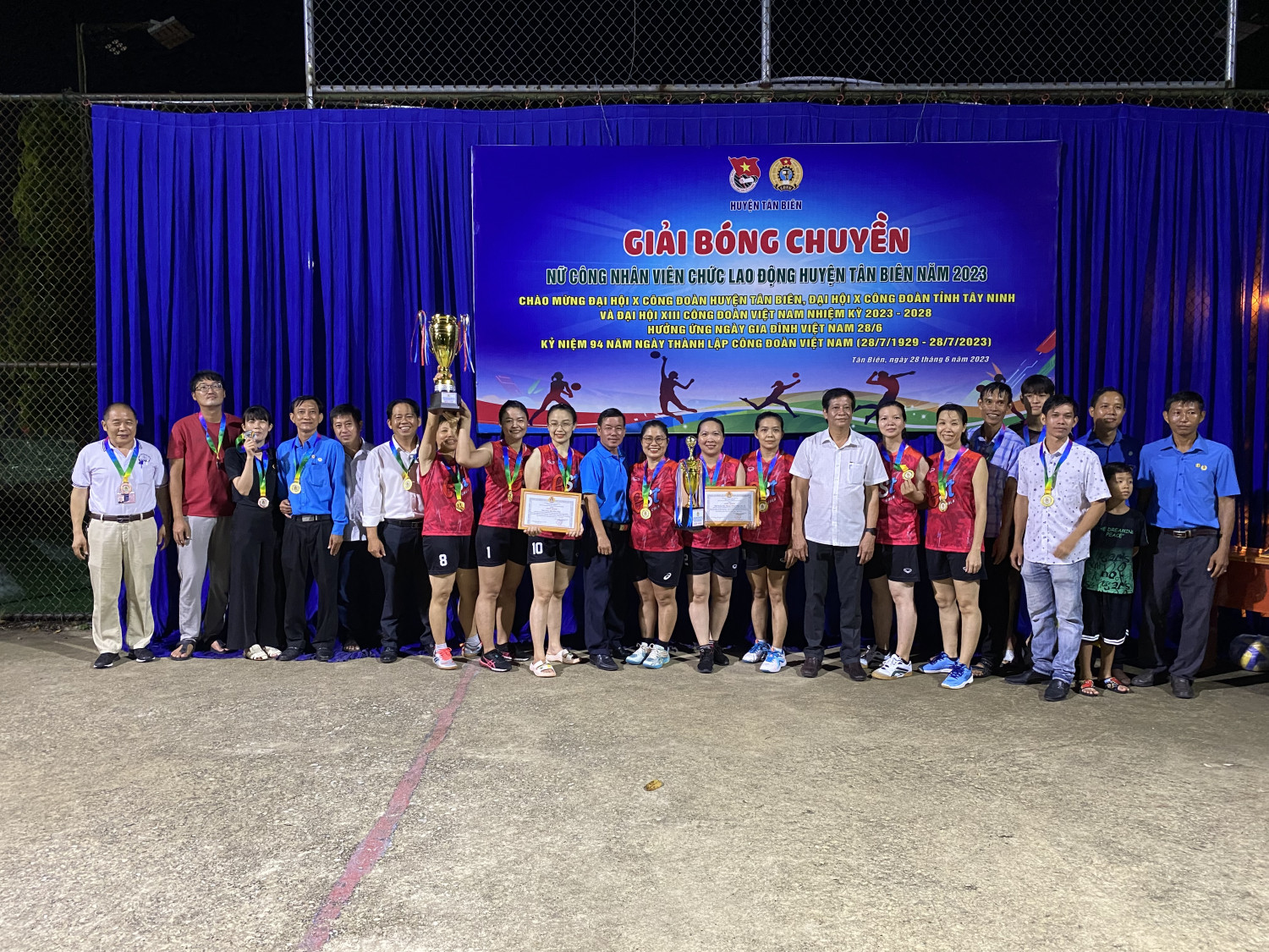 Tân Biên bế mạc giải bóng chuyền nữ CBCCVCNLĐ năm 2023