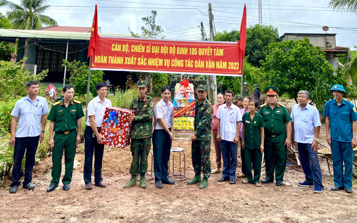 Thăm, tặng quà lực lượng tham gia công tác dân vận tại huyện Tân Biên