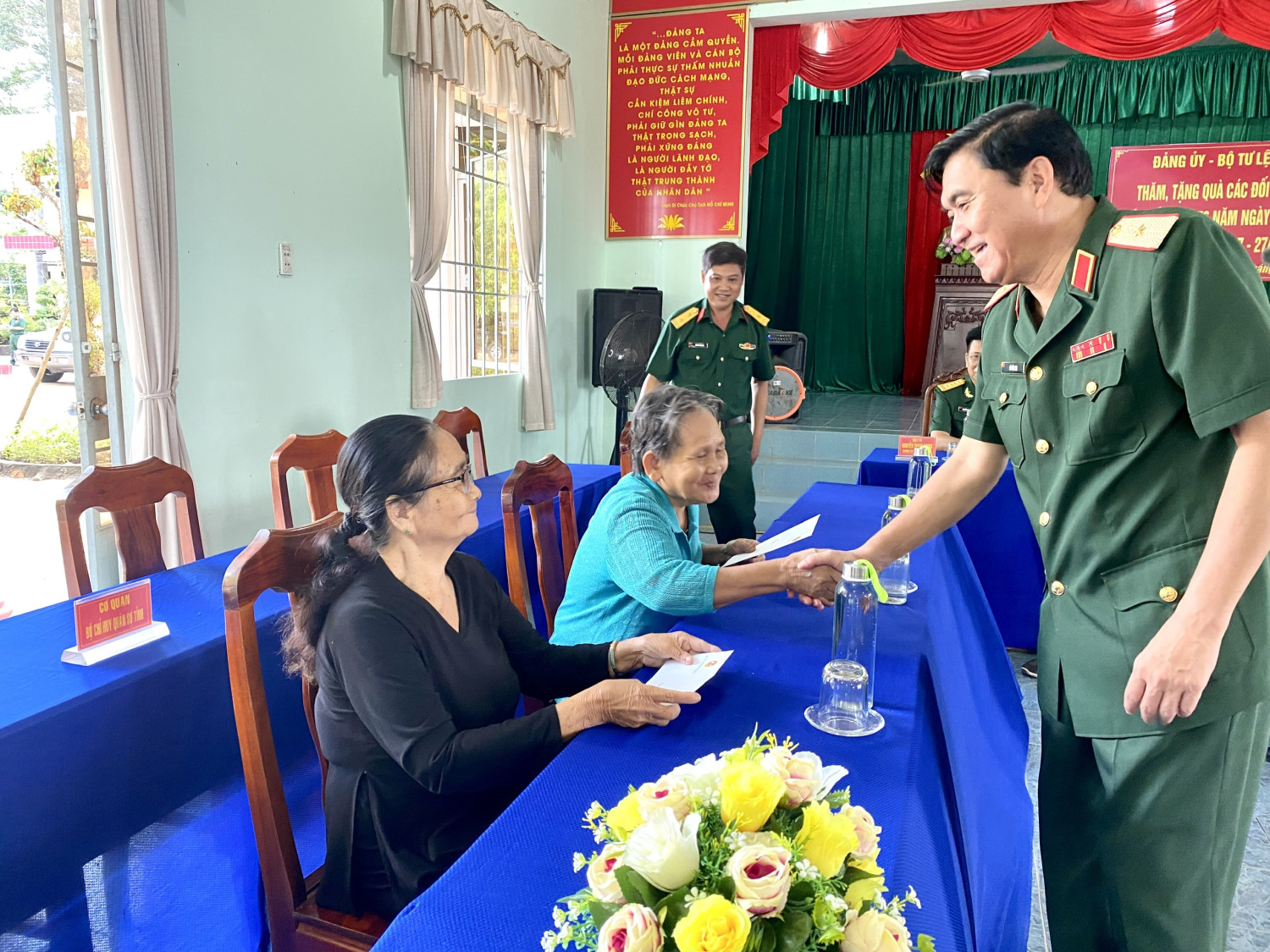 Đảng ủy - Bộ tư lệnh Quân khu 7 thăm tặng quà gia đình chính sách trên địa bàn huyện Tân Biên