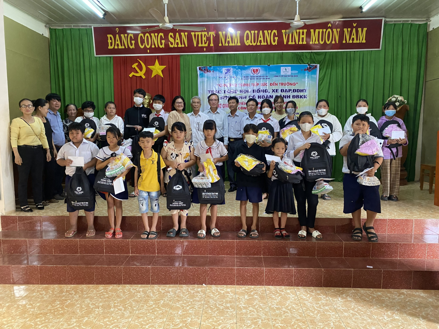 Tiếp sức đến trường trao tặng học bổng cho học sinh xã Tân Phong