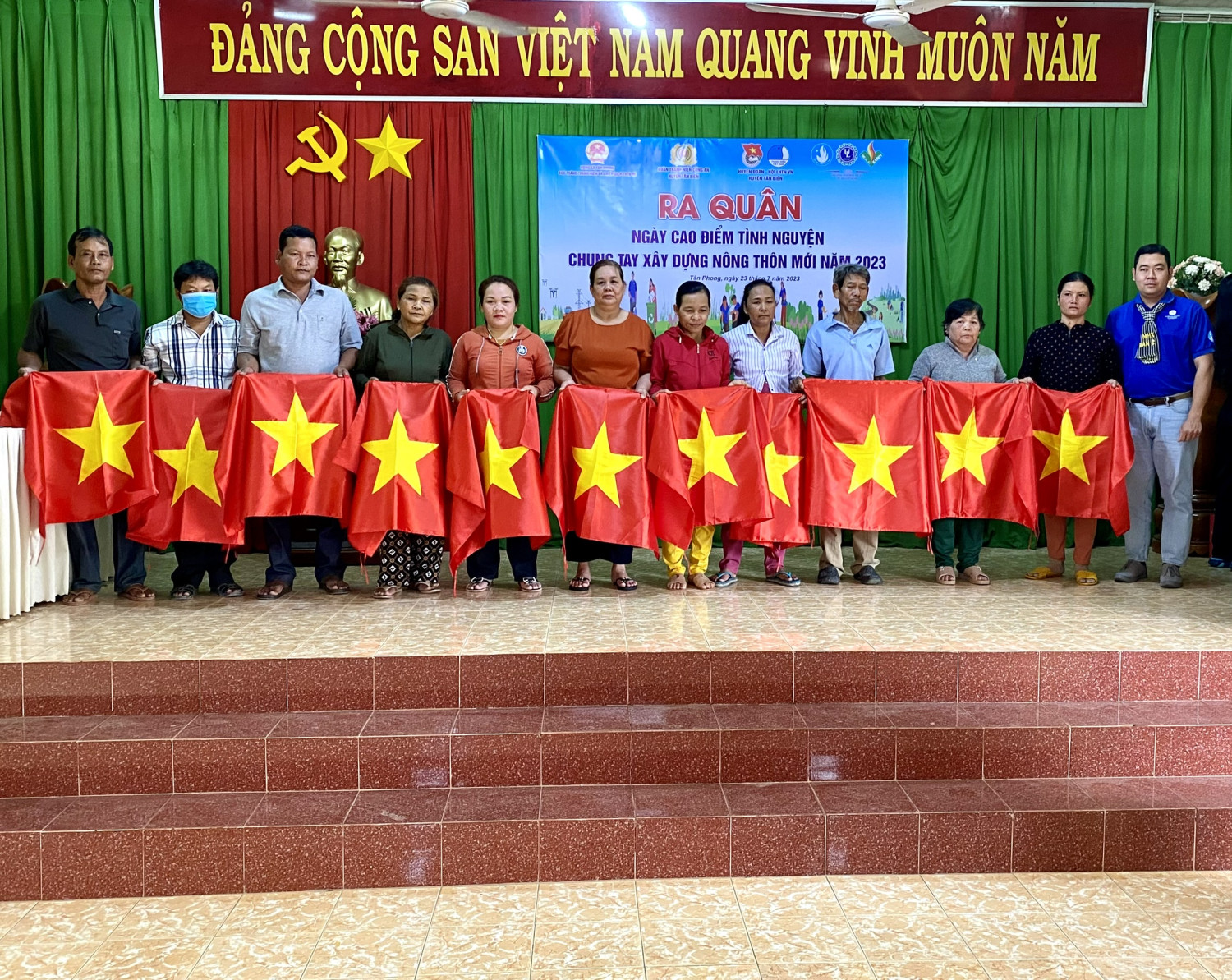 Tân Biên trao tặng hơn 370 thẻ BHYT cho hộ nghèo trong “Ngày cao điểm nông thôn mới năm 2023”.