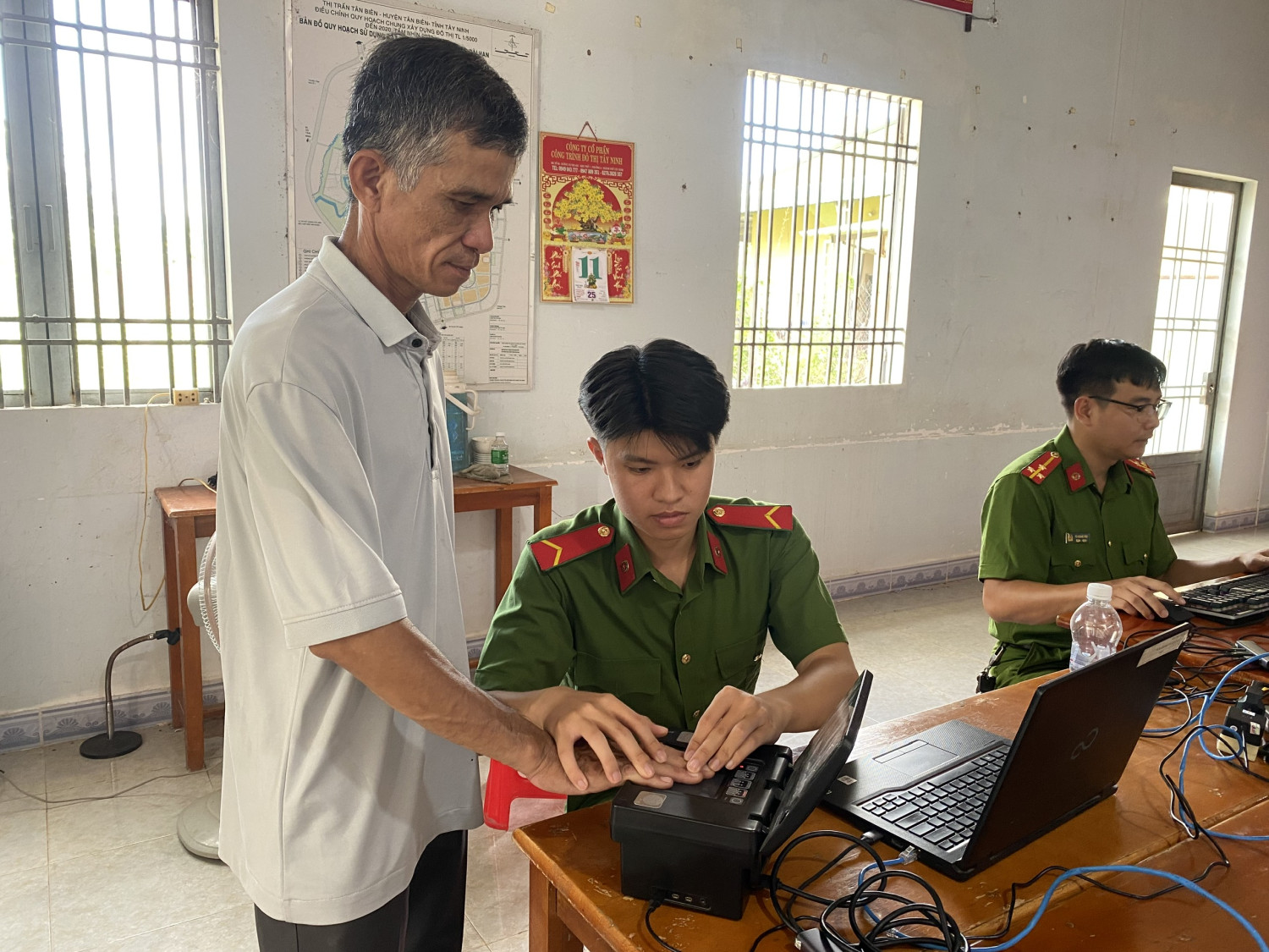 Tân Biên nhiều phần việc thiết thực trong Ngày cao điểm Chiến sỹ tình nguyện vì đô thị văn minh và hỗ trợ người dân thực hiện dịch vụ công trực tuyến, giải quyết TTHC.