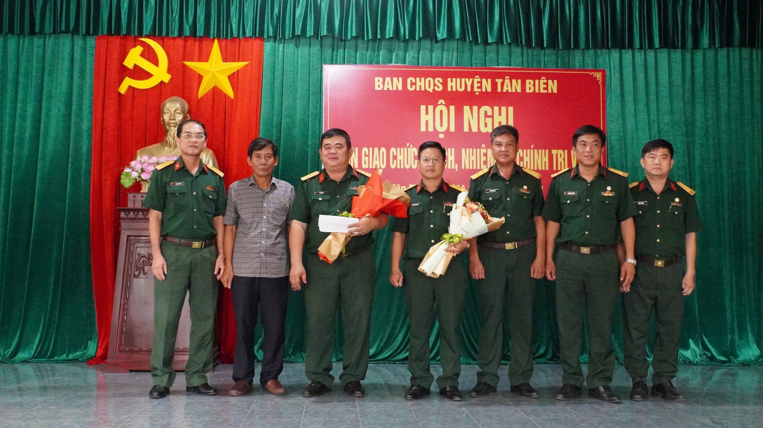 Tân Biên Bàn giao chức trách, nhiệm vụ Chính trị viên Ban Chỉ huy Quân sự huyện
