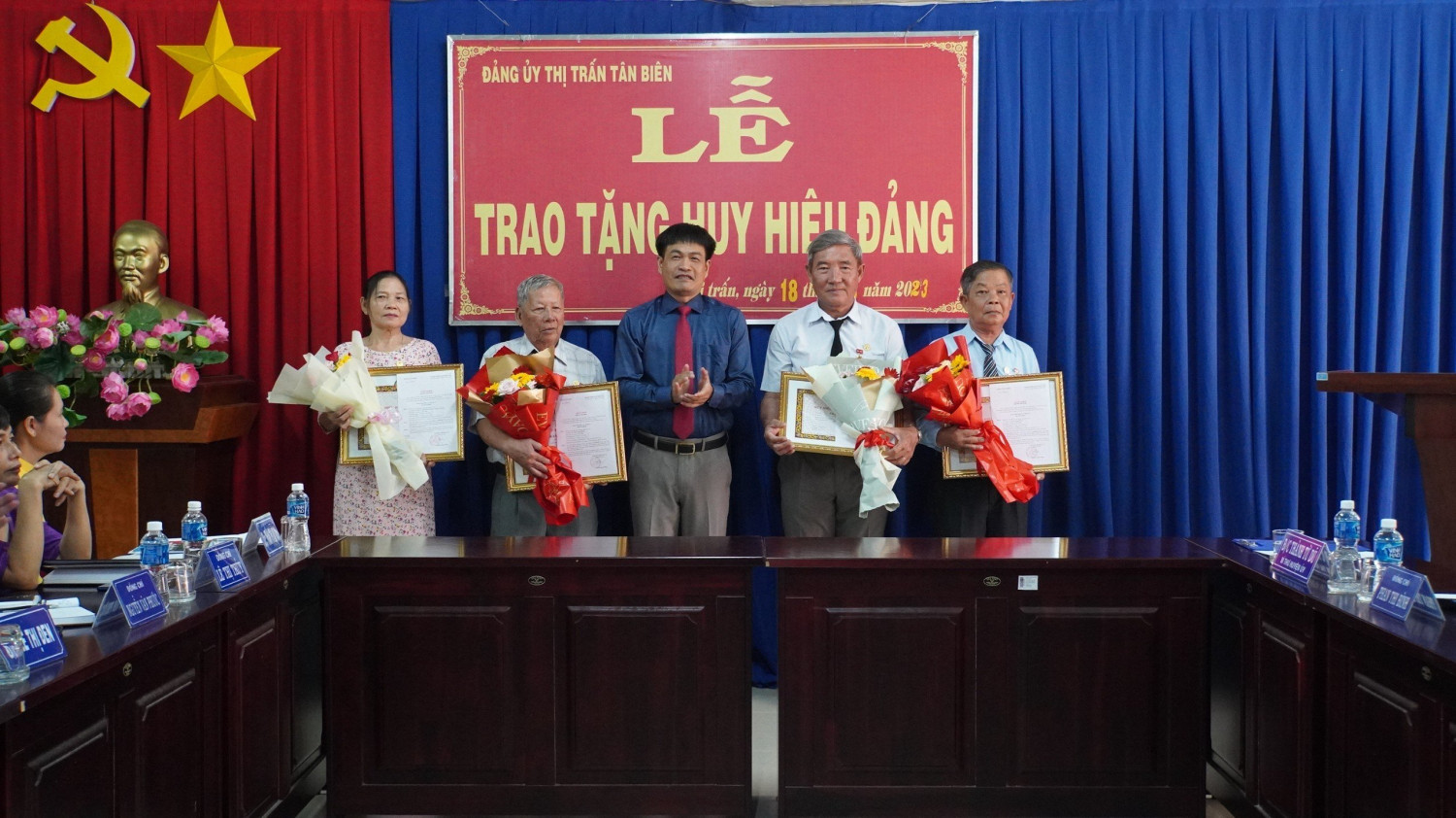 Bí thư huyện ủy Tân Biên Thành Từ Dũ trao huy hiệu 55 và 40  năm tuổi Đảng cho đảng viên thuộc Đảng bộ thị trấn Tân Biên